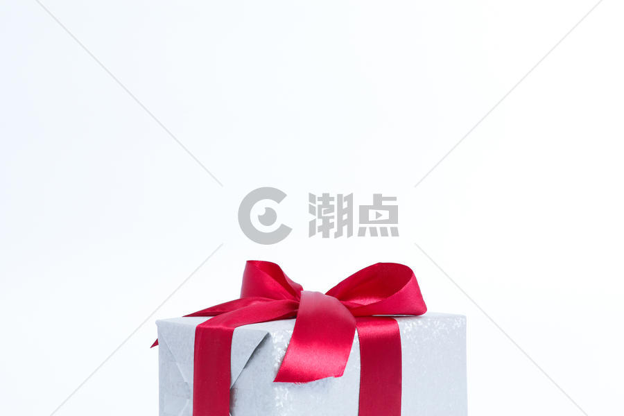 大红色搭配银色礼物包装图片素材免费下载