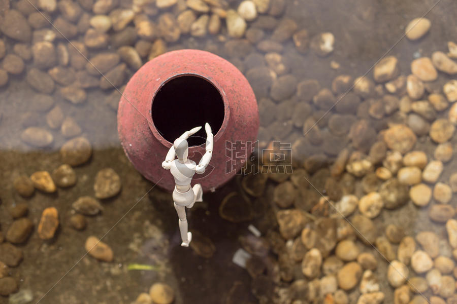 清新文艺人偶攀爬水面红柱图片素材免费下载