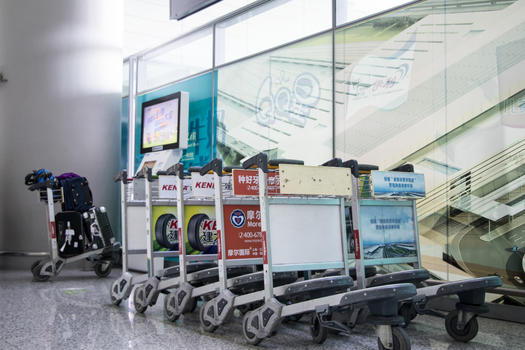 机场专用行李车推车排列图片素材免费下载
