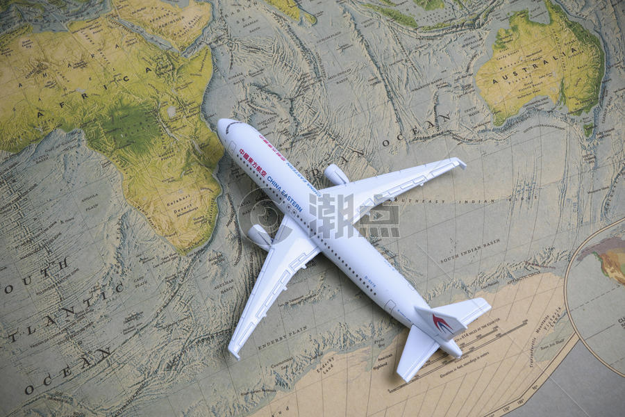 世界地图上的飞机模型图片素材免费下载