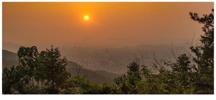 清晨站在山顶看薄雾笼罩的小县城图片素材免费下载