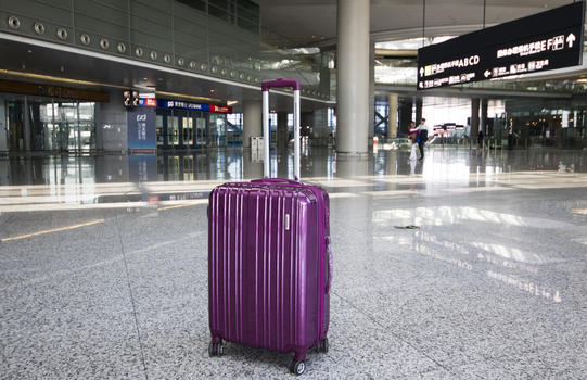 机场大厅内的紫色行李箱图片素材免费下载