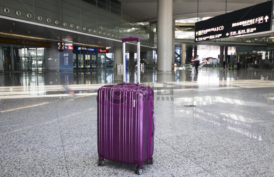 机场大厅内的紫色行李箱图片素材免费下载