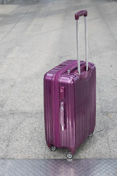 紫色的行李箱图片素材免费下载