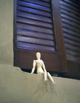 木偶坐在窗户外图片素材免费下载