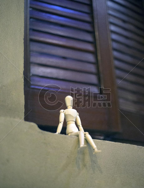 木偶坐在窗户外图片素材免费下载