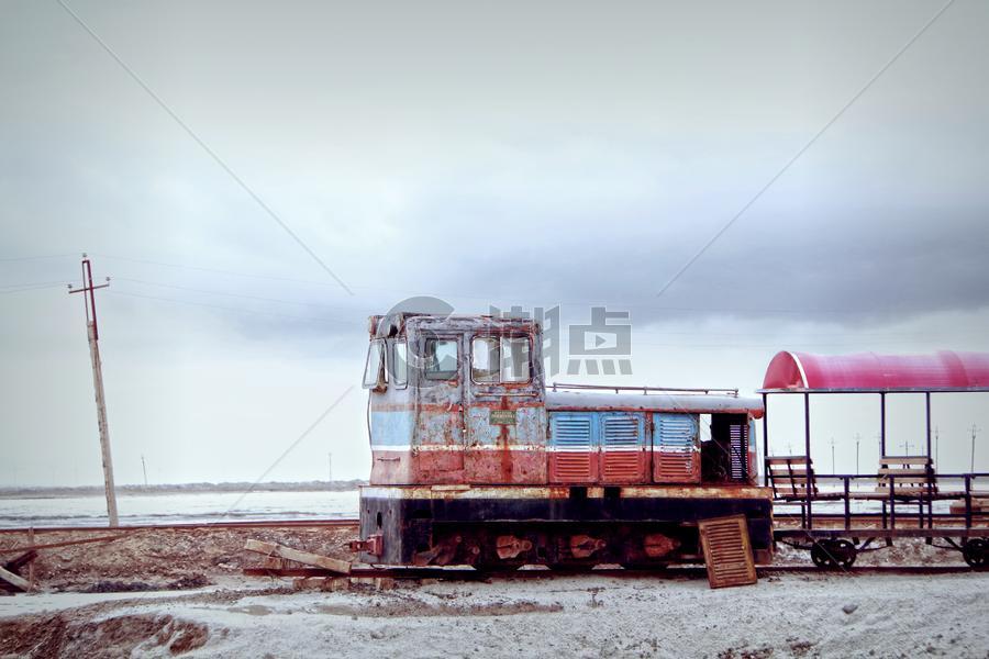平静的盐湖时光火车图片素材免费下载