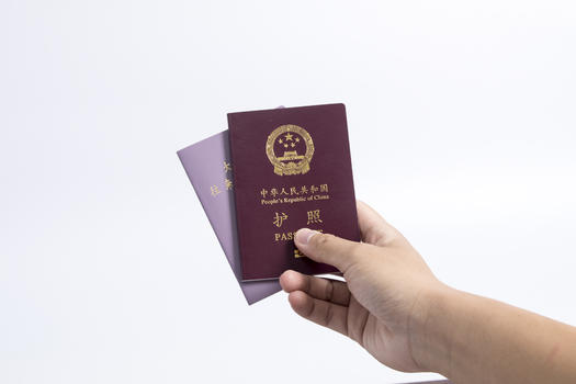 手拿护照和港澳台通行证图片素材免费下载
