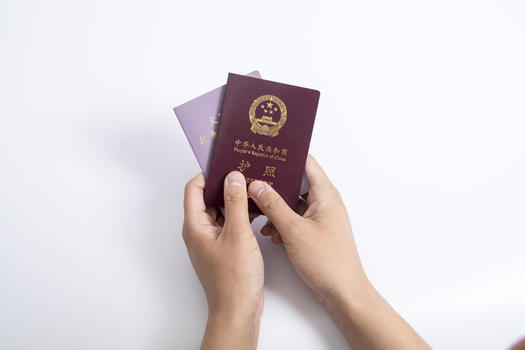 双手拿护照和港澳台通行证图片素材免费下载