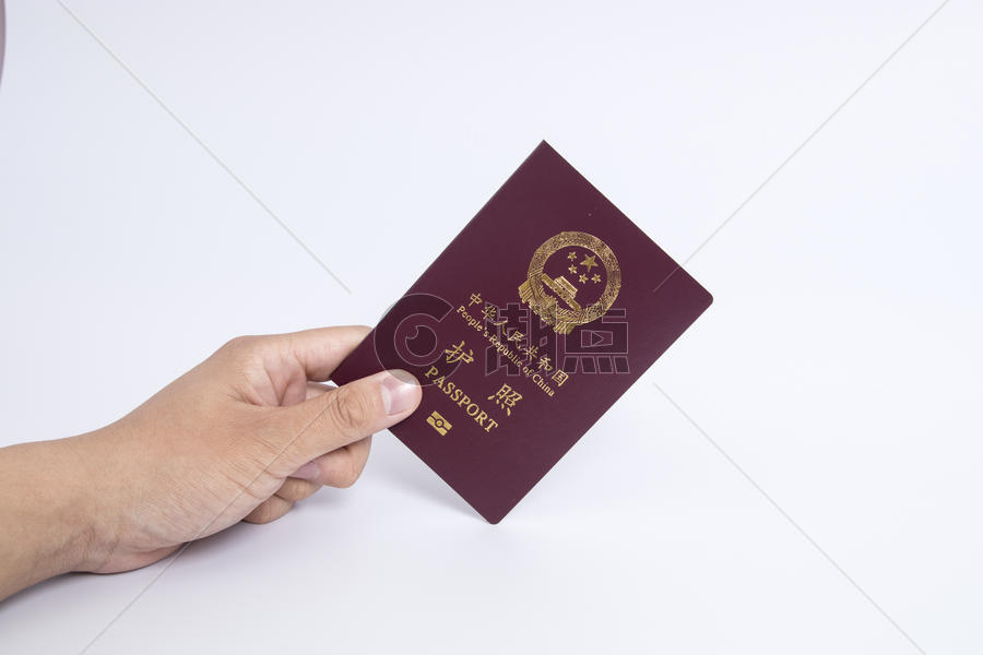 手拿护照证件图片素材免费下载
