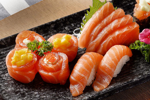 造型别具的美味鱼子酱寿司图片素材免费下载