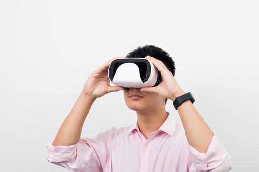 双手扶VR眼镜体验图片素材免费下载