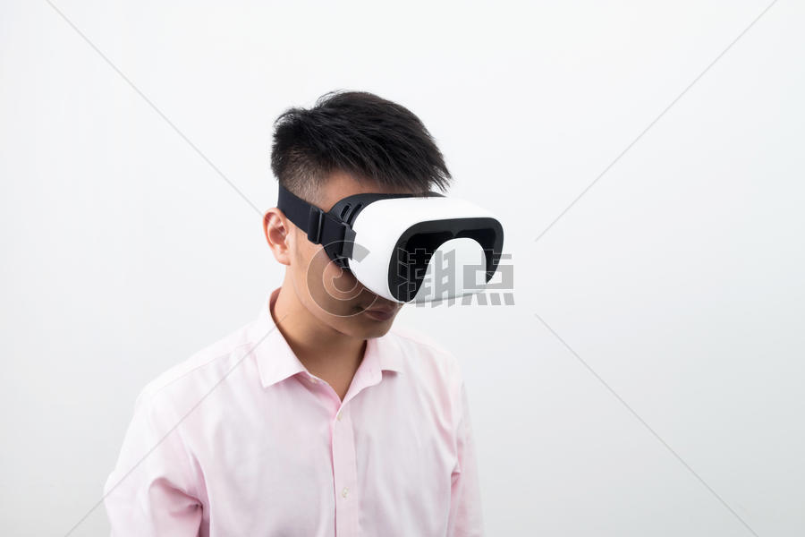 模特头戴VR眼镜图片素材免费下载