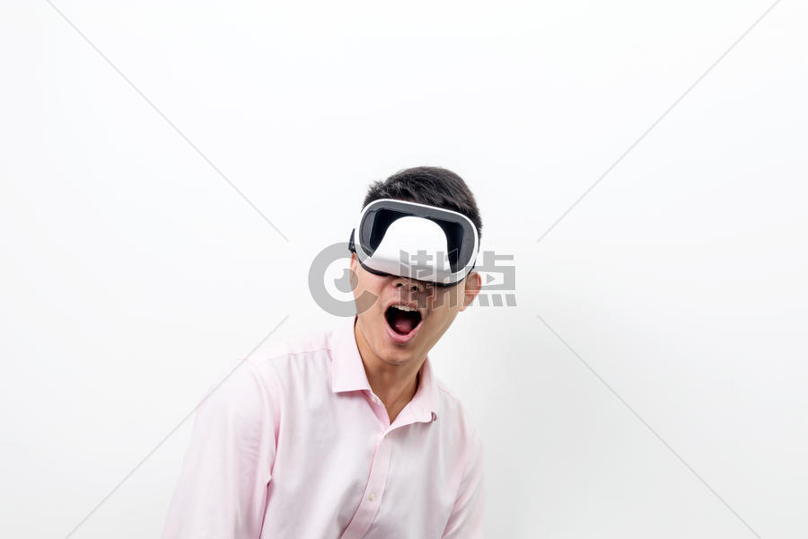 体验虚拟现实VR惊讶表情图片素材免费下载