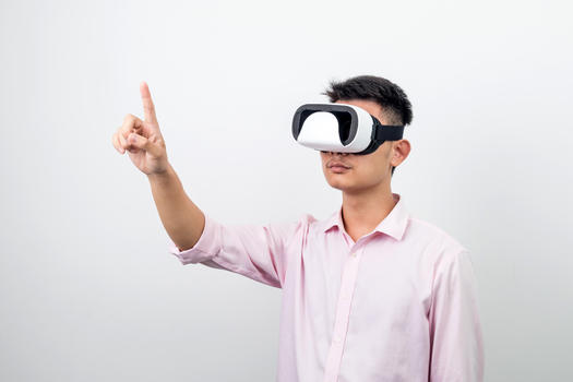 手扶VR眼镜观看动作图片素材免费下载