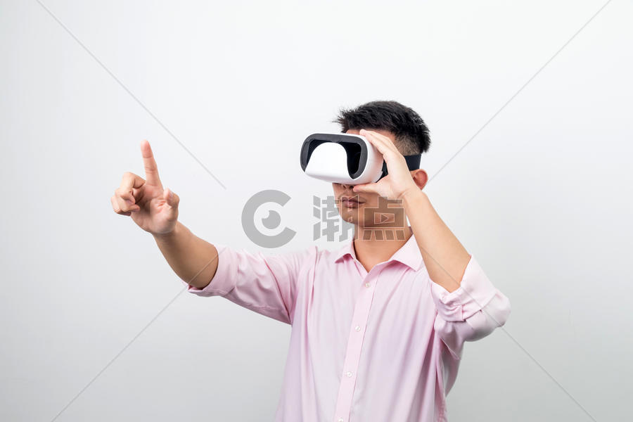 手扶VR眼镜观看动作图片素材免费下载