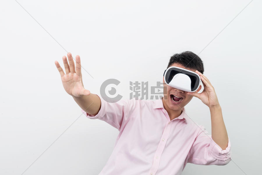 VR虚拟现实体验惊讶表情图片素材免费下载
