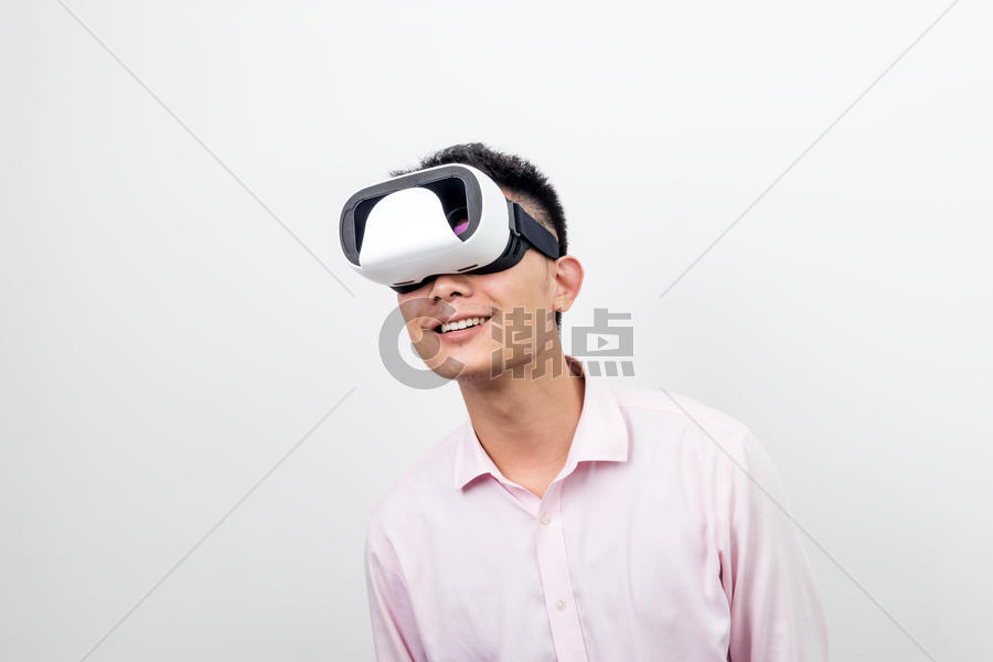头戴VR眼镜探索图片素材免费下载
