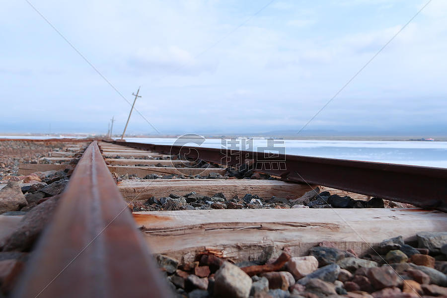 茶卡盐湖小火车的铁路轨道图片素材免费下载