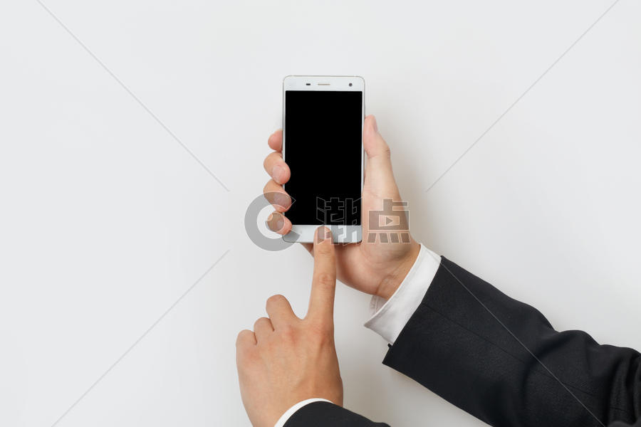 商务人士双手操作智能手机图片素材免费下载