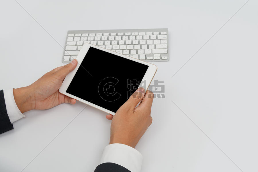 商务男士手持平板电脑图片素材免费下载