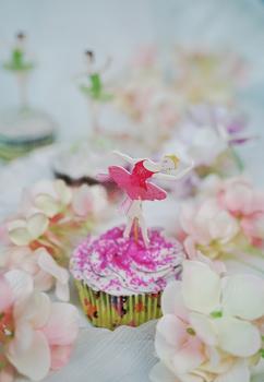 花丛中的跳舞姑娘粉色杯子蛋糕特写图片素材免费下载
