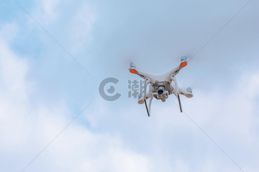 无人机悬停飞行状态图片素材免费下载