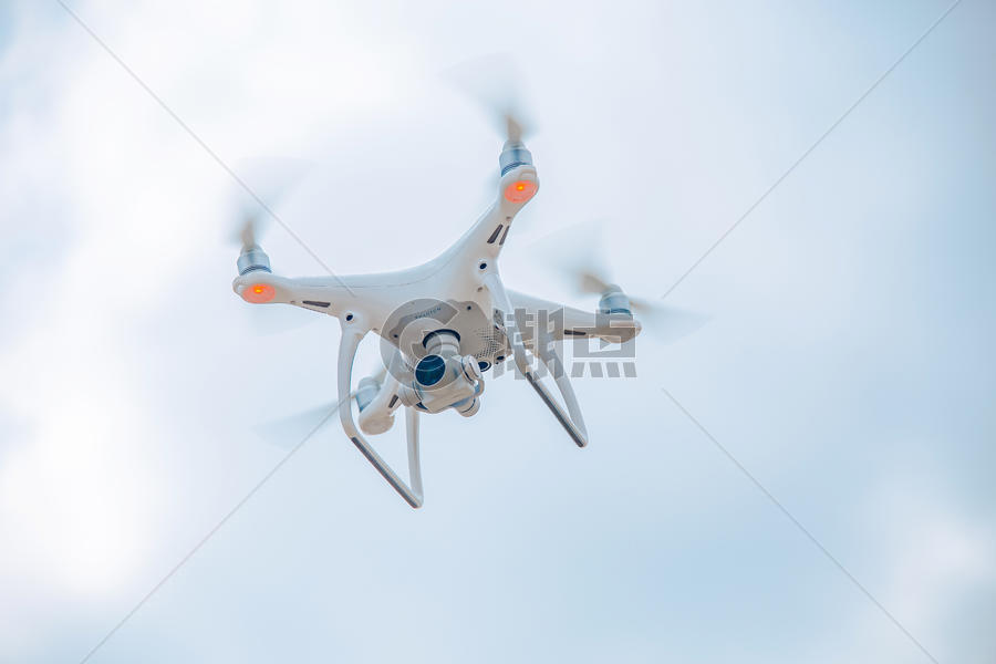 无人机悬停飞行状态图片素材免费下载