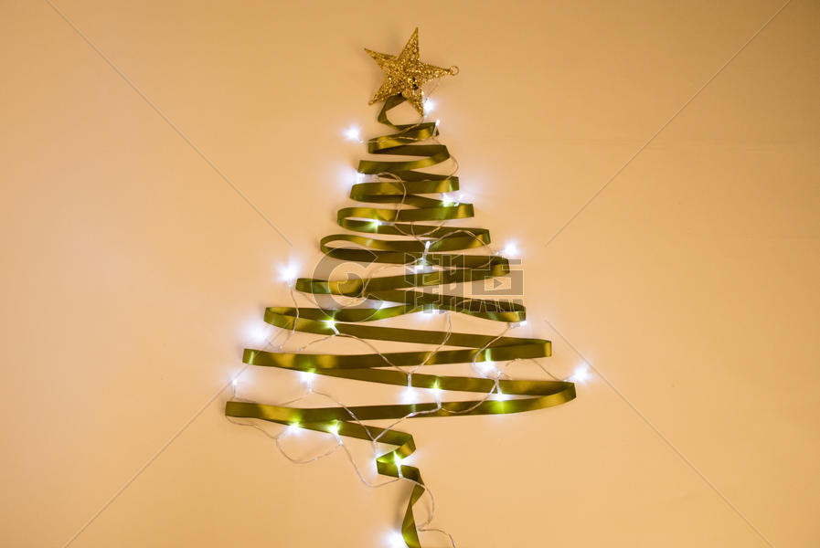 灯光闪闪的圣诞树图片素材免费下载