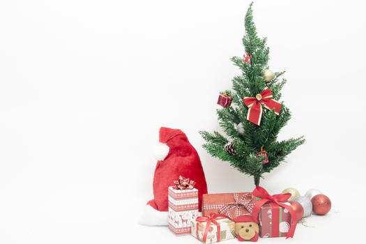 点缀满礼物的圣诞树和礼物图片素材免费下载