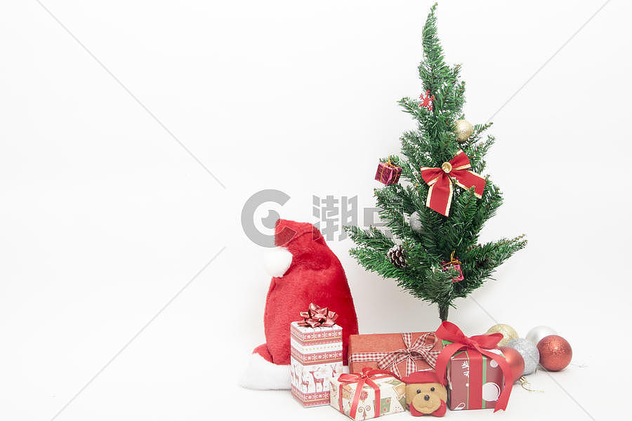 点缀满礼物的圣诞树和礼物图片素材免费下载