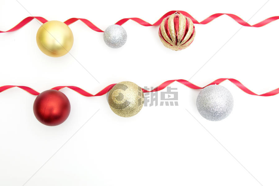 用缎带穿起来的圣诞球图片素材免费下载