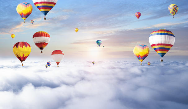 云朵上的热气球图片素材免费下载