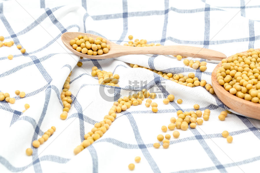 散落的黄豆和木勺图片素材免费下载