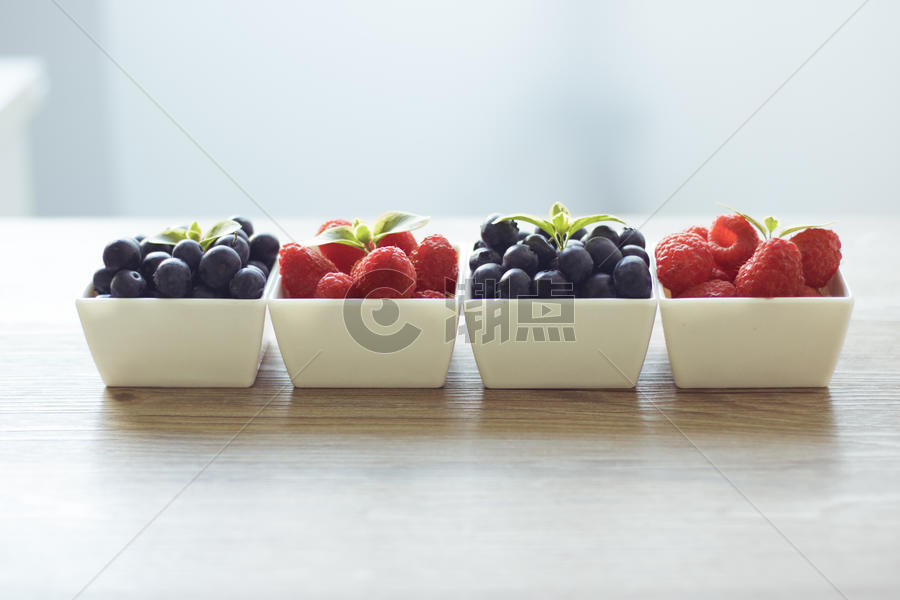 红色树莓和蓝莓图片素材免费下载