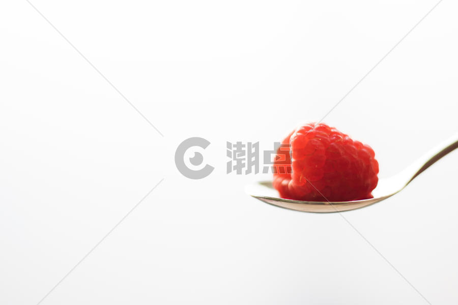 红色树莓和蓝莓图片素材免费下载