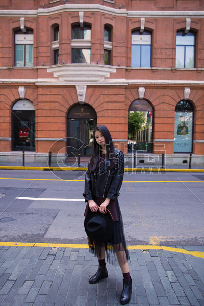 文艺美女朋克服装街头拍摄图片素材免费下载
