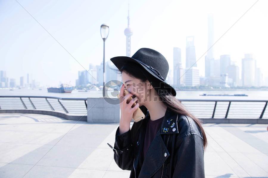 上海外滩美女手持手机开心图片素材免费下载