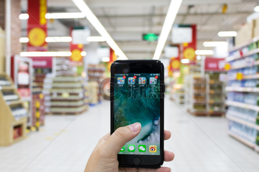 商场超市手机购物消费场景图片素材免费下载