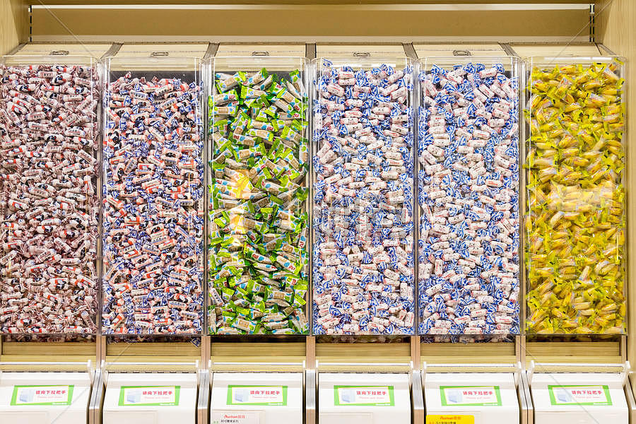 超市里色彩缤纷的糖果图片素材免费下载