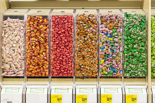 超市里色彩缤纷的糖果图片素材免费下载