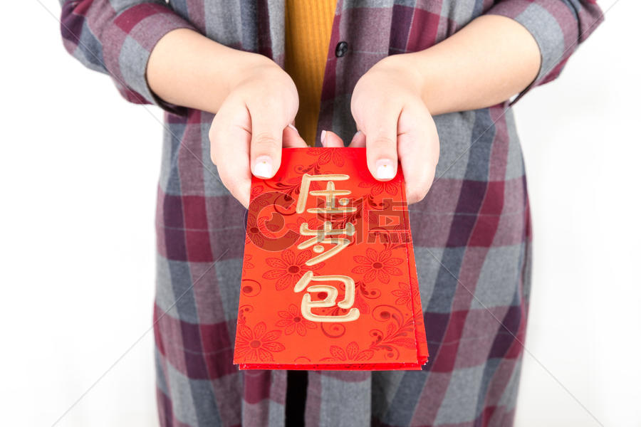 年轻女性新年收发红包棚柏图片素材免费下载