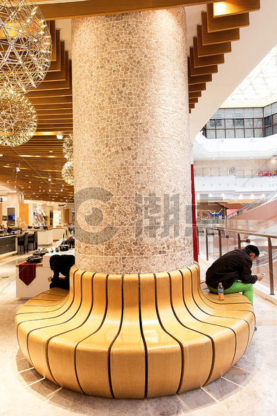 大型商场木质座位游客休息图片素材免费下载