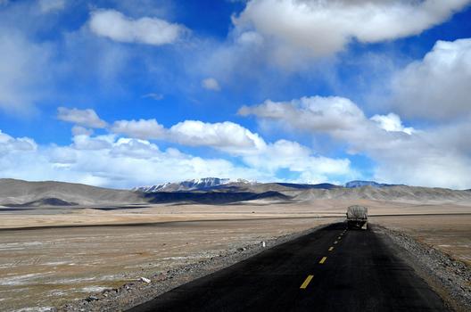 新藏线孤独的汽车图片素材免费下载