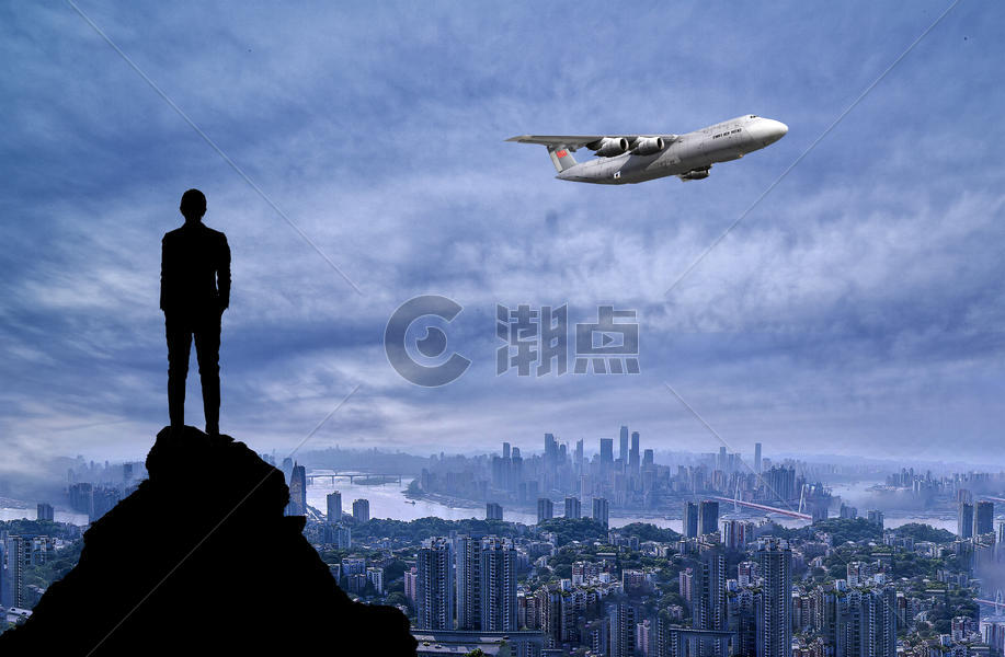 商务人士站在山顶仰望飞过的飞机图片素材免费下载