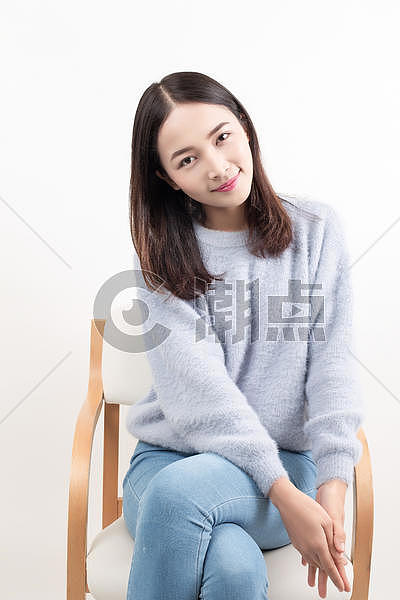 甜美温暖女孩坐在椅子上图片素材免费下载