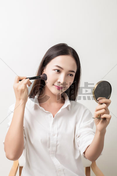 美丽女性手拿粉刷镜子化妆图片素材免费下载