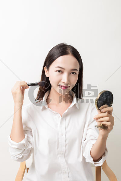 美丽女性手拿粉刷镜子化妆图片素材免费下载