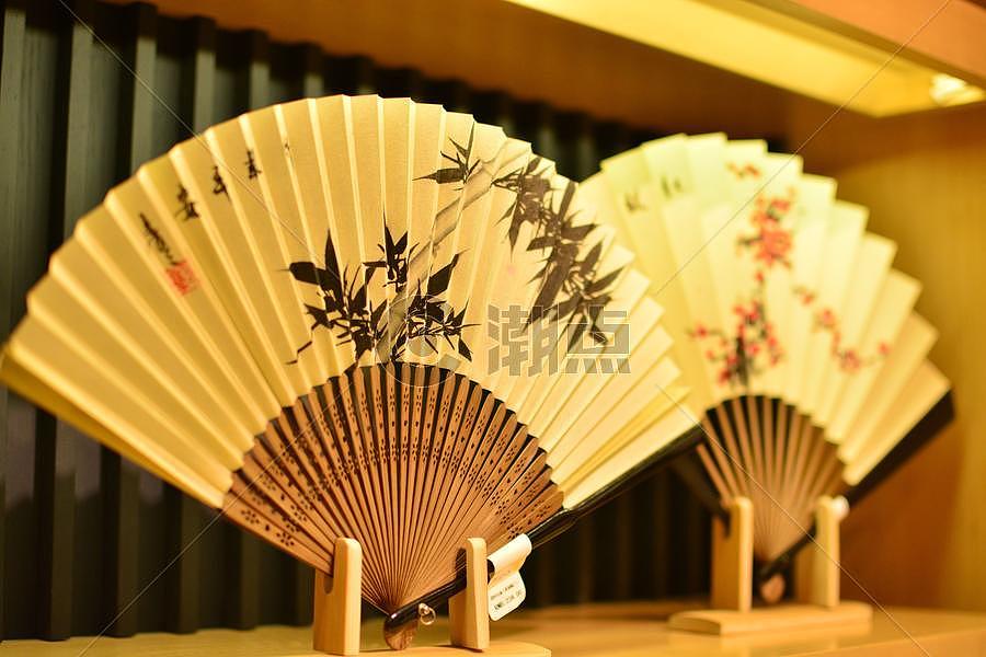 南锣鼓巷中国传统京折扇图片素材免费下载