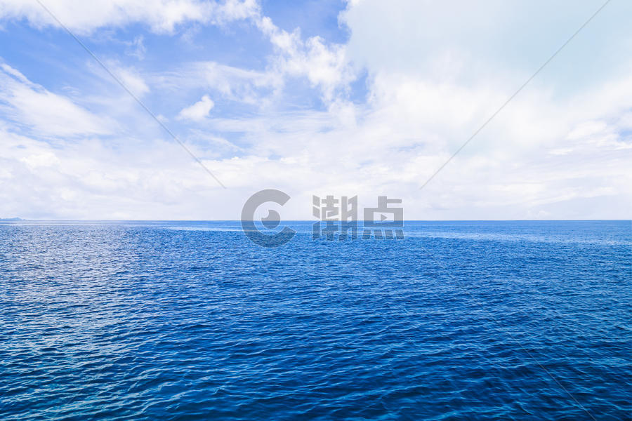 蓝色大海和远处的军舰图片素材免费下载